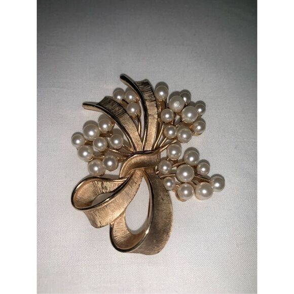 Vintage Large Crown Trifari Faux Pearls Brushed Gold Tone Berris Branch Brooch P - Picture 4 of 14